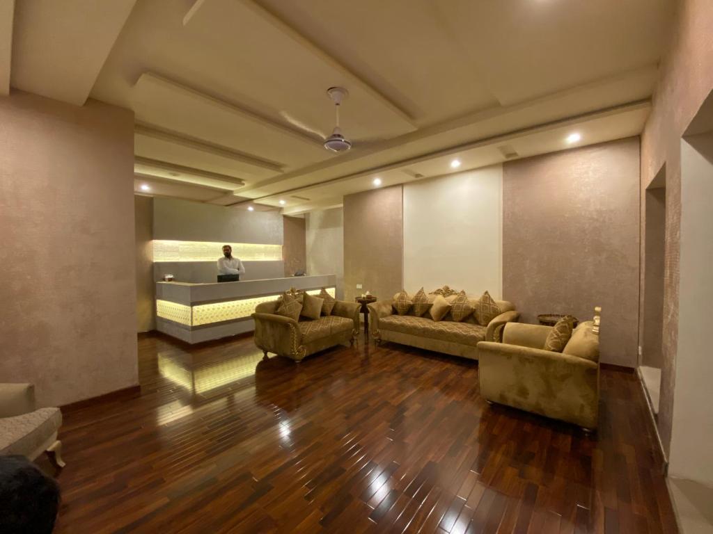 Shelton Rezidor Lahore